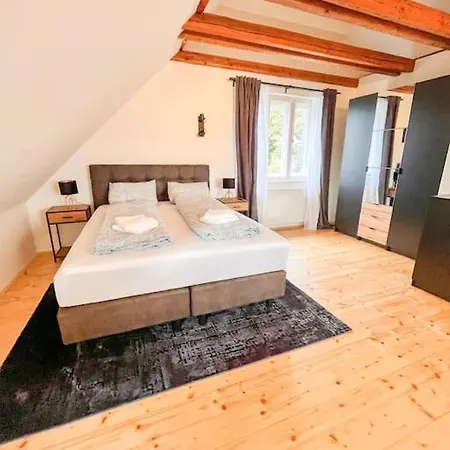 Luxurioeses Mit Garten Und Parkplatz Nyaraló