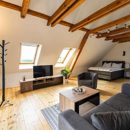 Luxurioeses Mit Garten Und Parkplatz