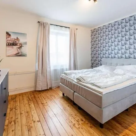 Luxurioeses Mit Garten Und Parkplatz