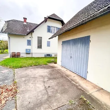 Luxurioeses Mit Garten Und Parkplatz Nyaraló