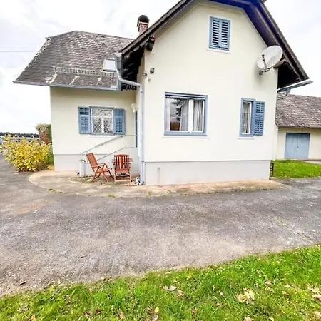 Luxurioeses Mit Garten Und Parkplatz Nyaraló Straß in Steiermark