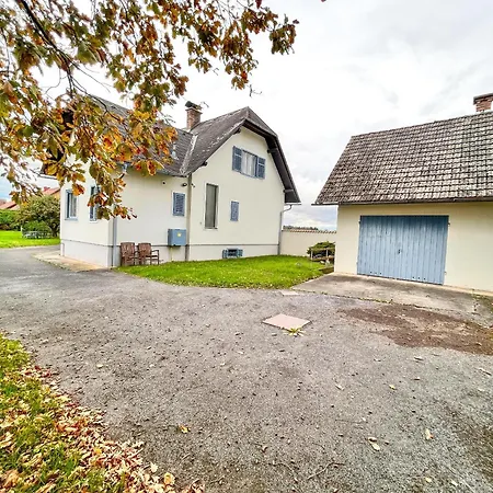 Luxurioeses Mit Garten Und Parkplatz Nyaraló *