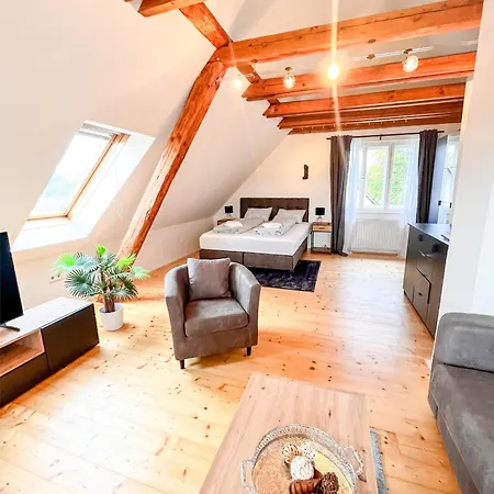 Nyaraló Luxurioeses Mit Garten Und Parkplatz