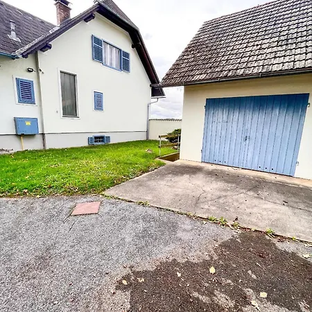 Luxurioeses Mit Garten Und Parkplatz Straß in Steiermark